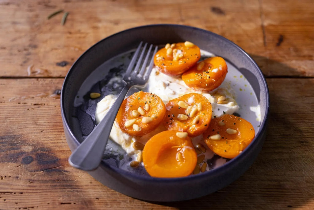 Gebratene Aprikosen auf Burrata