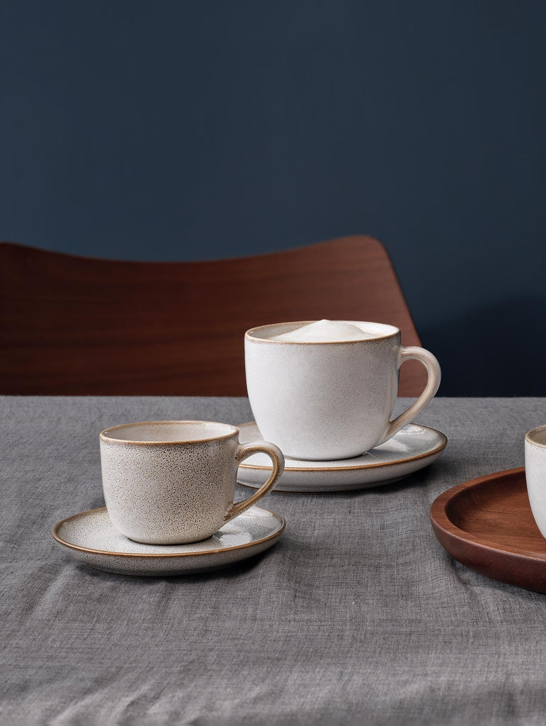 cappuccinotasse mit unterteller, sand