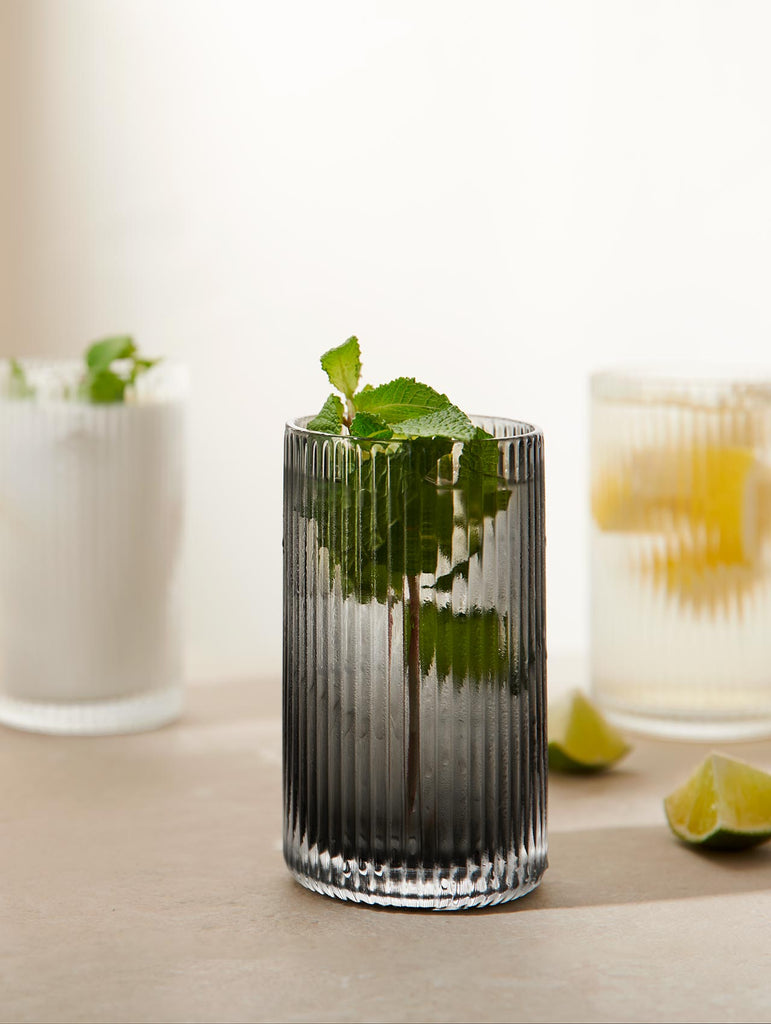 karaffe mit trinkglas, grey